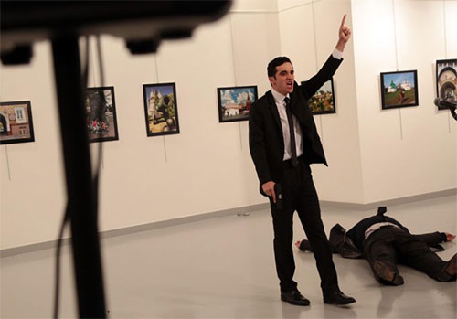 El atacante junto al embajador ruso tendido en el suelo
